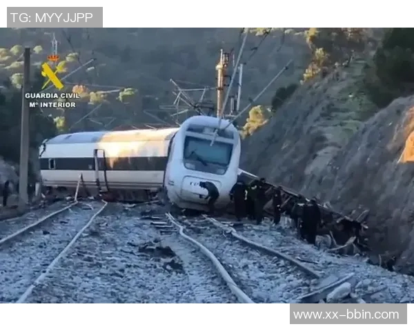 巴萨今日训练前为西班牙列车事故遇难者举行默哀仪式表达哀悼之情